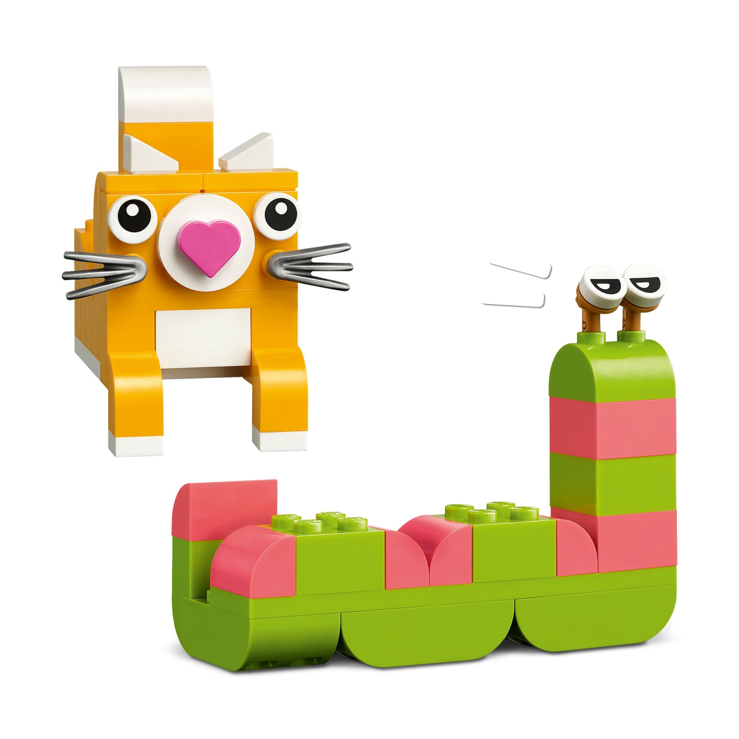 Due creazioni Lego: un gatto arancione con naso a cuore e una lumaca verde e rosa. Entrambi su sfondo bianco.