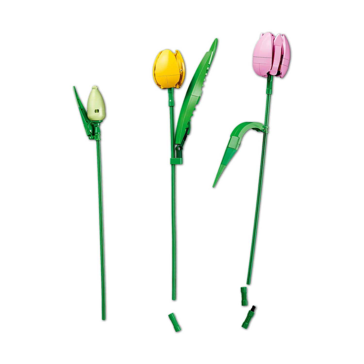 Tre tulipani Lego: un bocciolo bianco, un tulipano giallo e un tulipano rosa. Steli e foglie verdi su sfondo bianco.