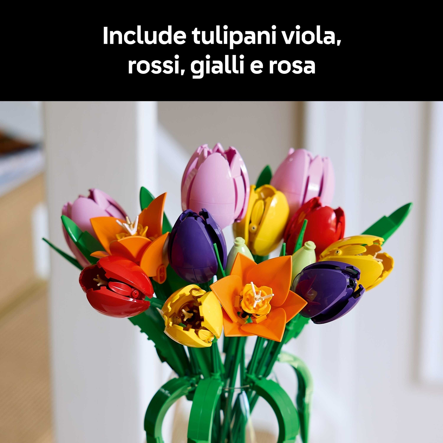 Un mazzo di tulipani Lego colorati, tra cui fiori viola, rossi, gialli e rosa, in un vaso con steli verdi.