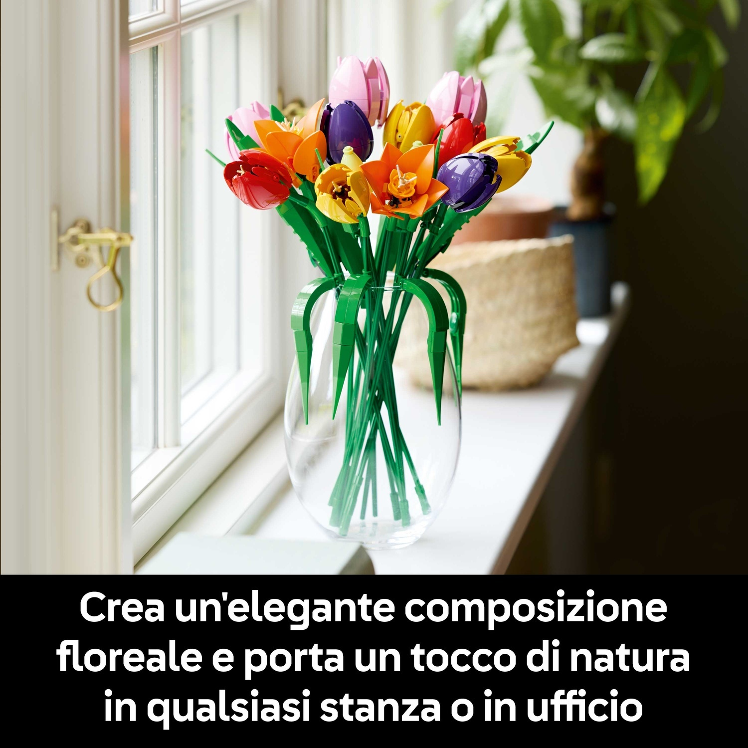 Un vaso trasparente contiene tulipani Lego colorati su un davanzale. La finestra è bianca. Lo sfondo include una pianta e un muro.