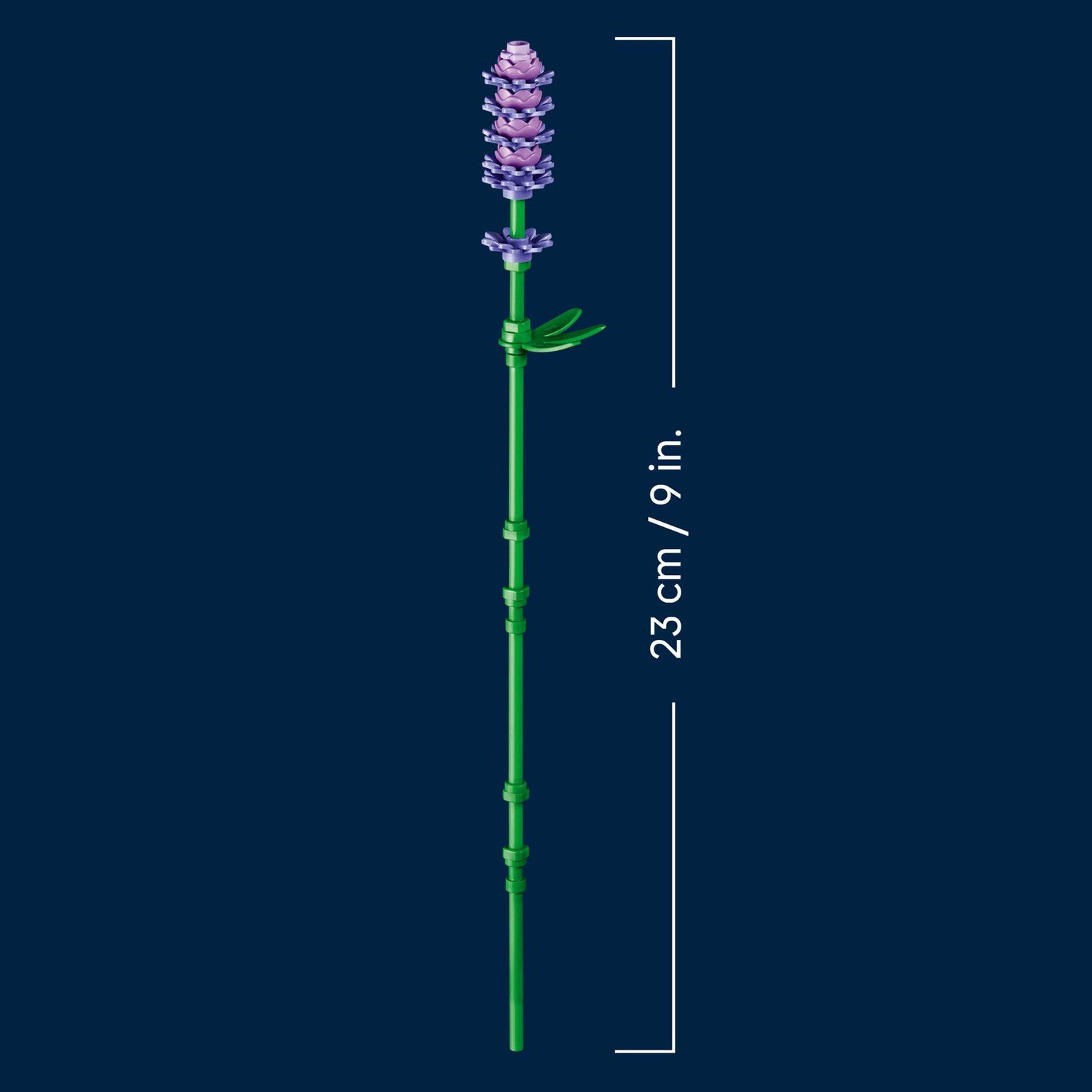 Un fiore di lavanda LEGO su sfondo blu scuro. Il fiore è viola e verde, con uno stelo lungo 23 cm / 9 pollici.