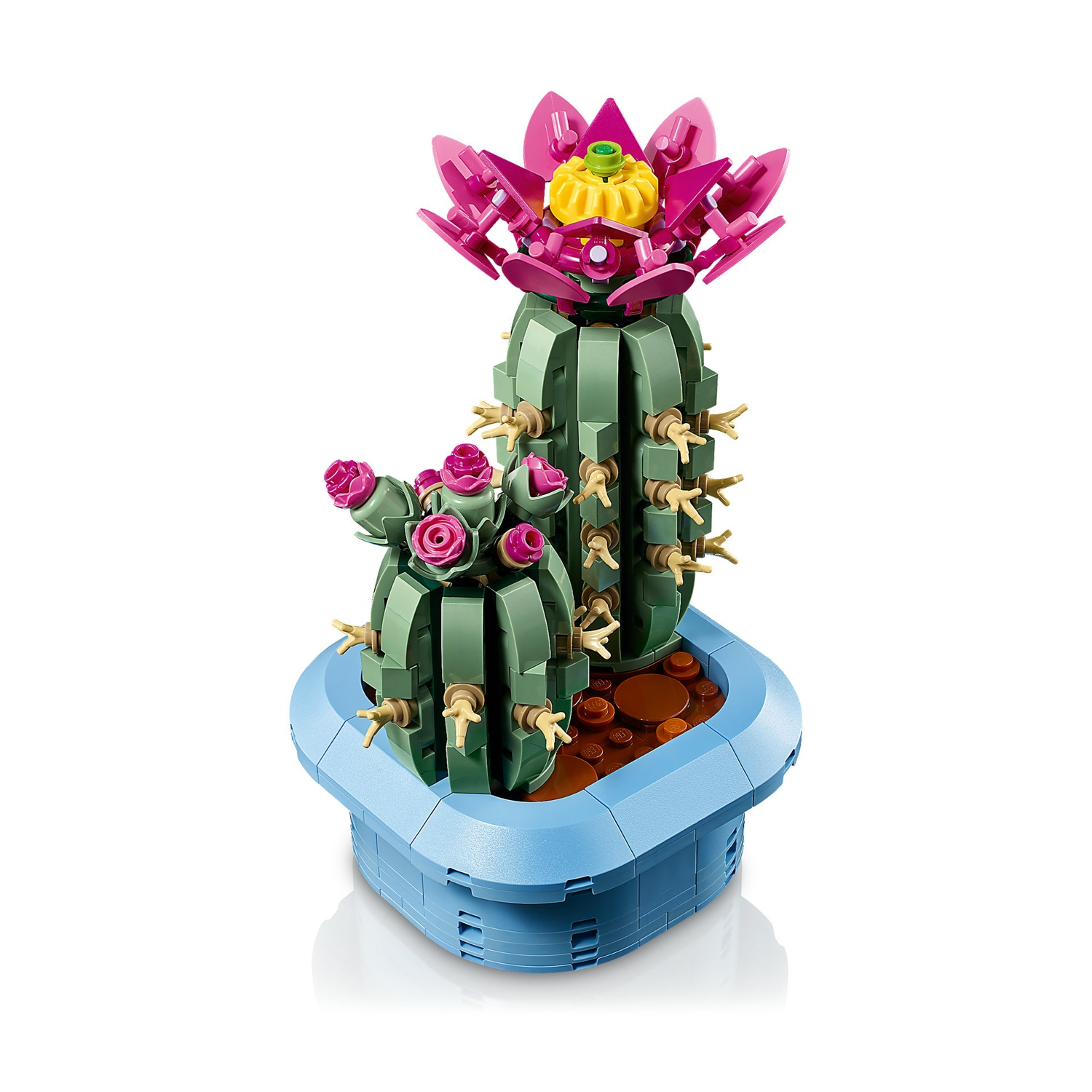 Un set Lego a forma di cactus in un vaso blu. Il cactus ha steli verdi, fiori rosa e un centro giallo. Il vaso è blu.