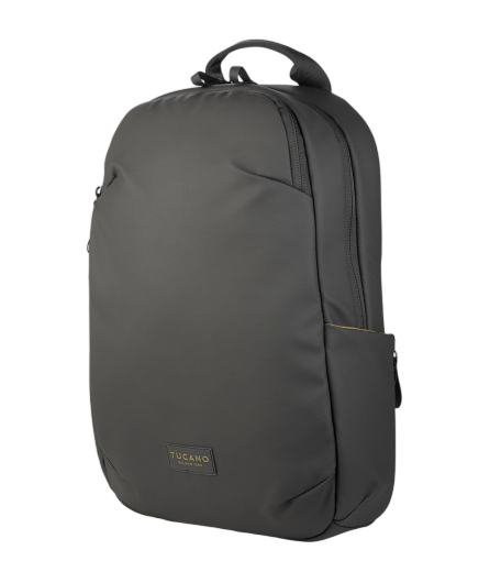 Ein grauer Rucksack mit Griff und Seitentasche. Der Markenname 'Tucano' ist sichtbar. Der Hintergrund ist dunkel.
