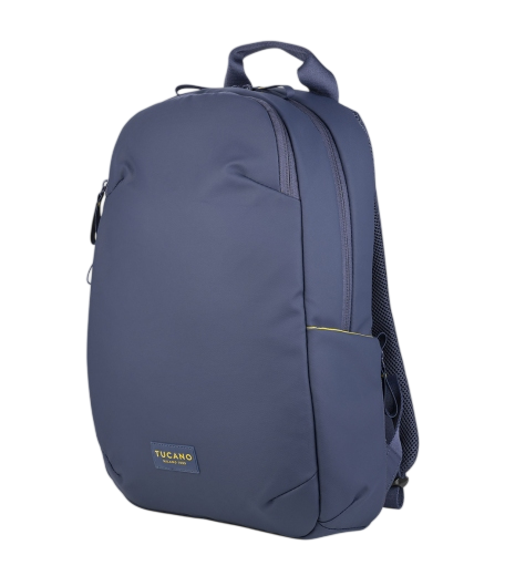 Ein marineblauer Rucksack mit Henkel, Schultergurten und einer kleinen Tasche. Der Markenname 'Tucano' ist sichtbar.