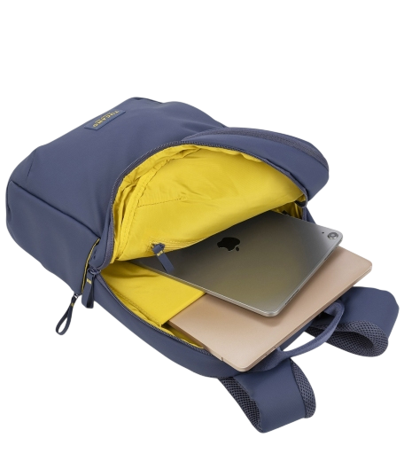 Ein marineblauer Rucksack mit gelbem Innenraum ist geöffnet und zeigt einen silbernen Laptop und ein beiges Tablet. Der Rucksack steht auf schwarzem Hintergrund.