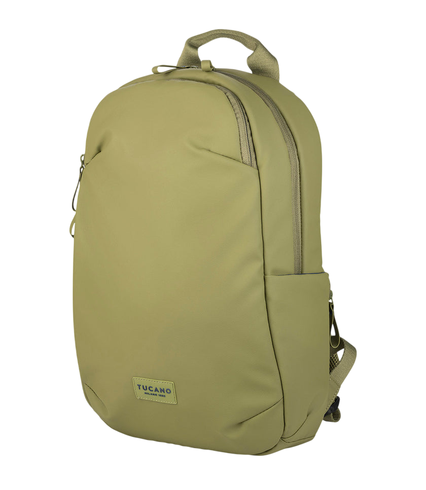 Ein olivgrüner Tucano-Rucksack auf schwarzem Hintergrund. Er hat ein Hauptfach, eine Vordertasche und einen Griff oben.