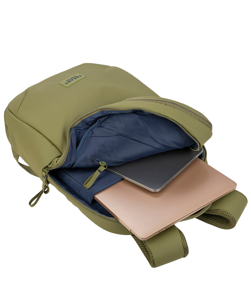 Offener olivgrüner Rucksack mit marineblauem Innenraum. Laptops sind innen. Schultergurte aus Mesh. Schwarzer Hintergrund.
