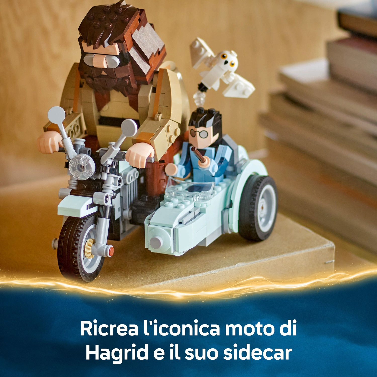 Set Lego di Hagrid su una moto con Harry nel sidecar. Un gufo bianco vola sopra il sidecar. Libri sullo sfondo.