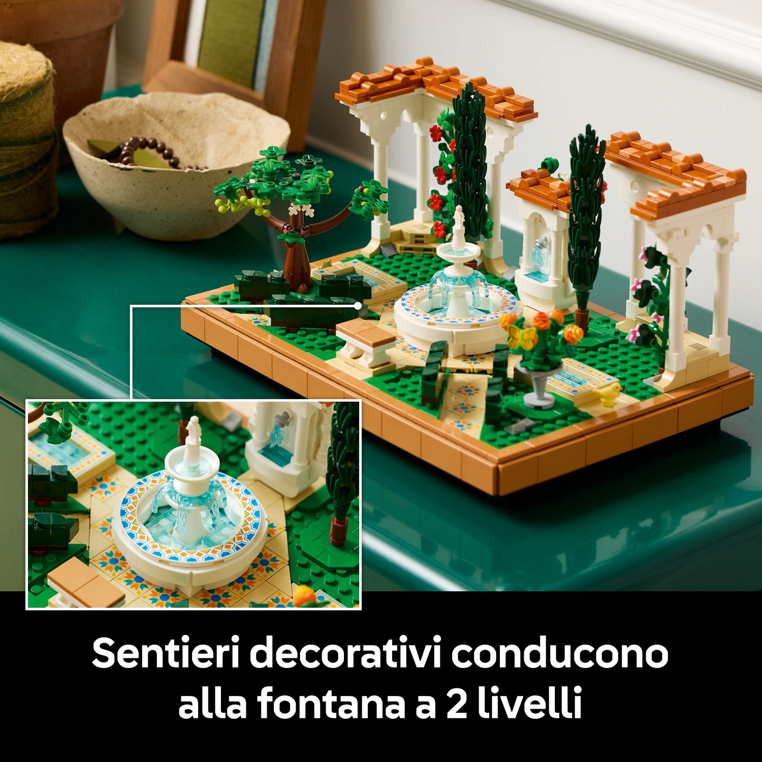 Un modello Lego di un giardino con una fontana e arcate. Ha erba verde, alberi e fiori. Il modello è su una superficie verde.