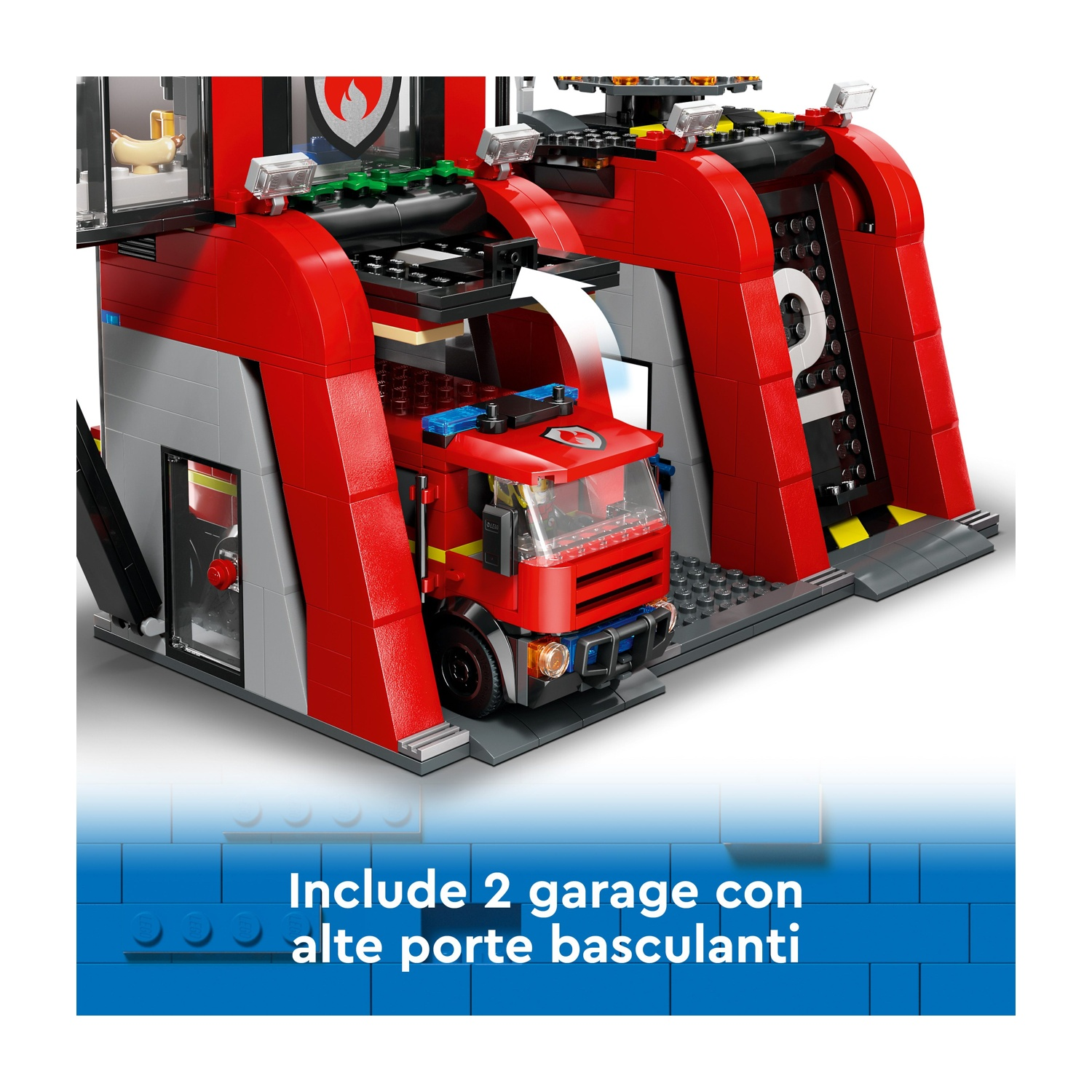 Un'autopompa rossa si trova all'interno di una caserma rossa e grigia. La stazione ha due porte da garage. La scena è un set Lego.
