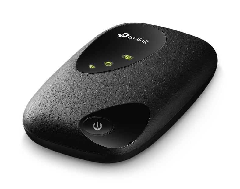 Czarny router mobilny TP-Link z przyciskiem zasilania i diodami stanu na białym tle. Ma teksturowaną powierzchnię.