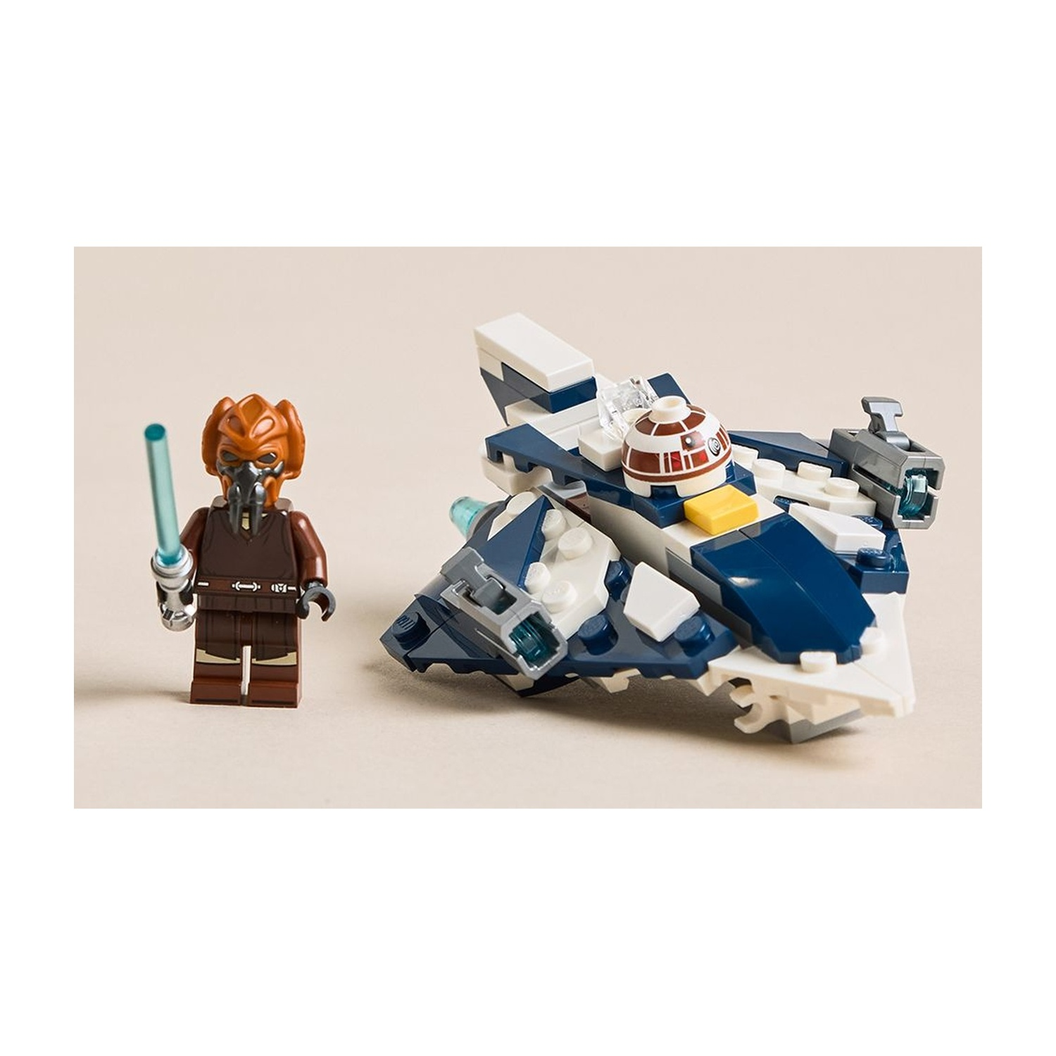 Una figura Lego con una spada laser e un'astronave Lego su sfondo beige. L'astronave è blu, bianca e grigia.
