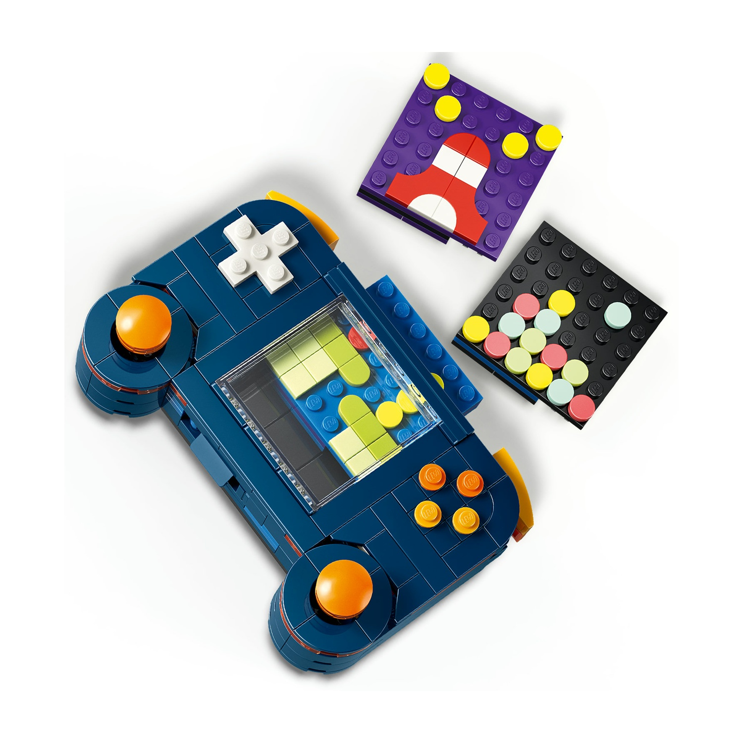 Una console di gioco Lego blu scuro con pulsanti arancioni e una croce bianca. Due opere d'arte Lego sono accanto.