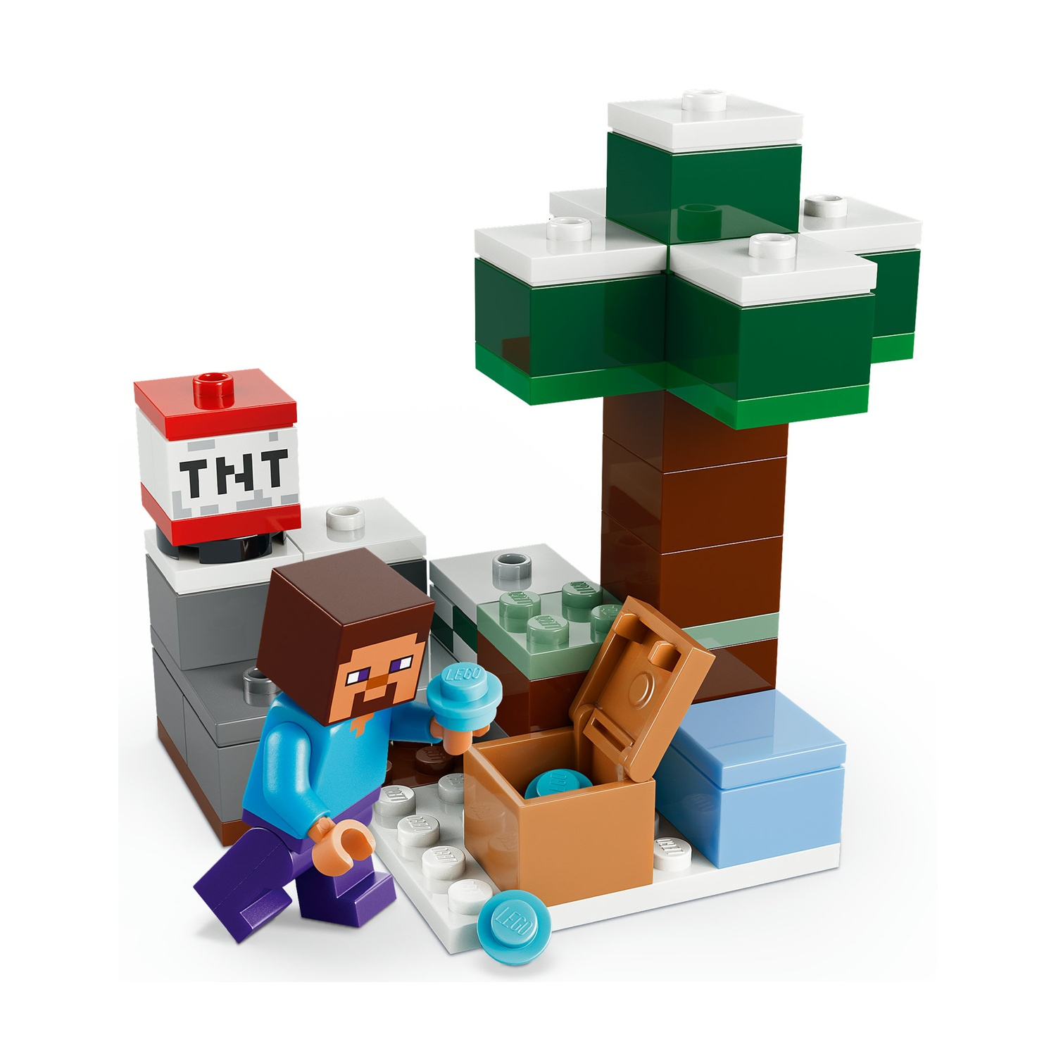 Set Lego di Minecraft. Personaggio di Steve, blocco TNT, albero, bauli e pezzi Lego blu su una superficie bianca.