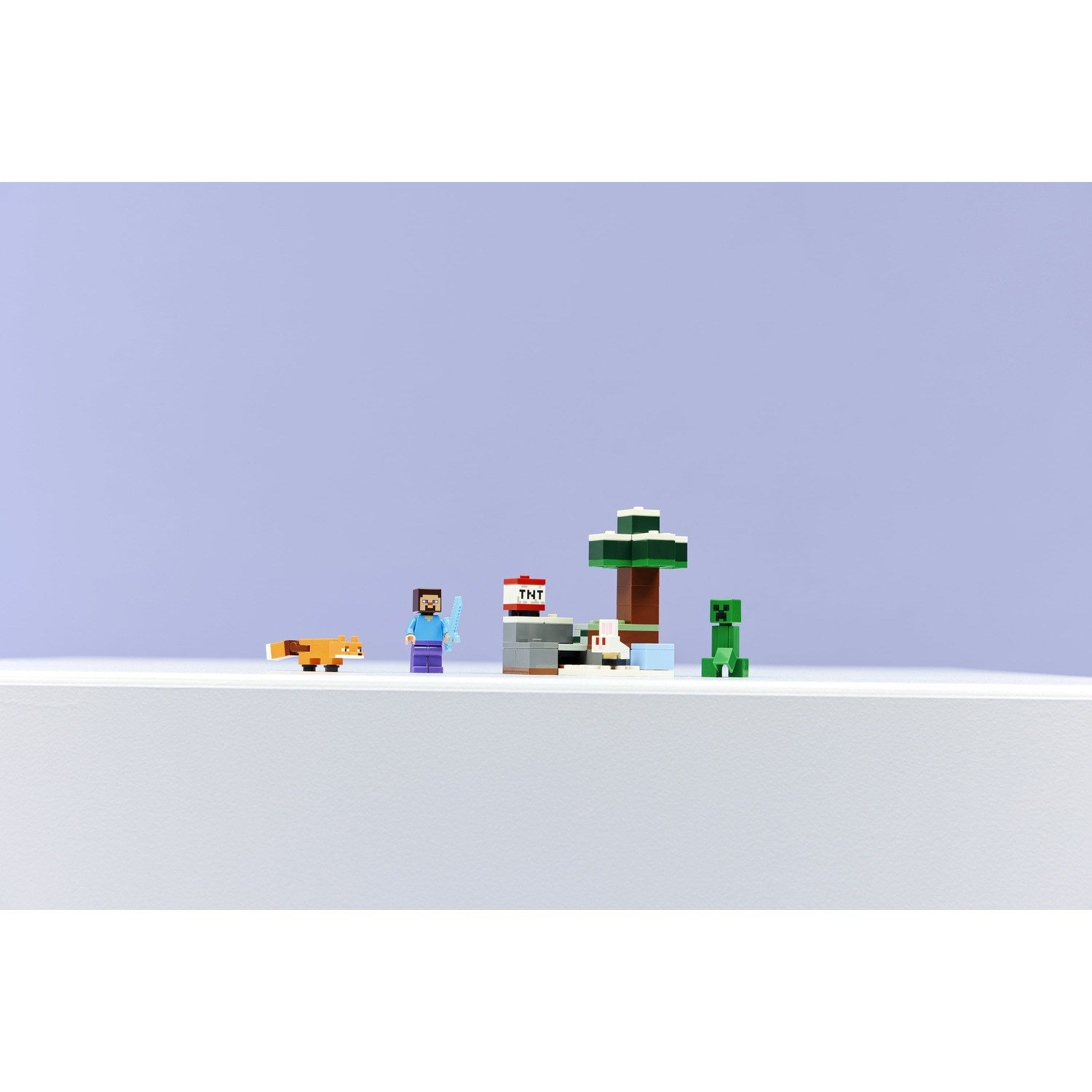 Scena di Minecraft con volpe, Steve, TNT, albero, creeper. Steve tiene una spada. Superficie bianca, sfondo viola.