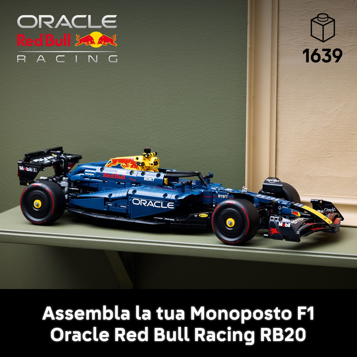 Un modello di auto F1 Lego, blu e nero, su uno scaffale. Il logo Oracle Red Bull Racing è sopra. Il numero 1639 è in alto a destra.