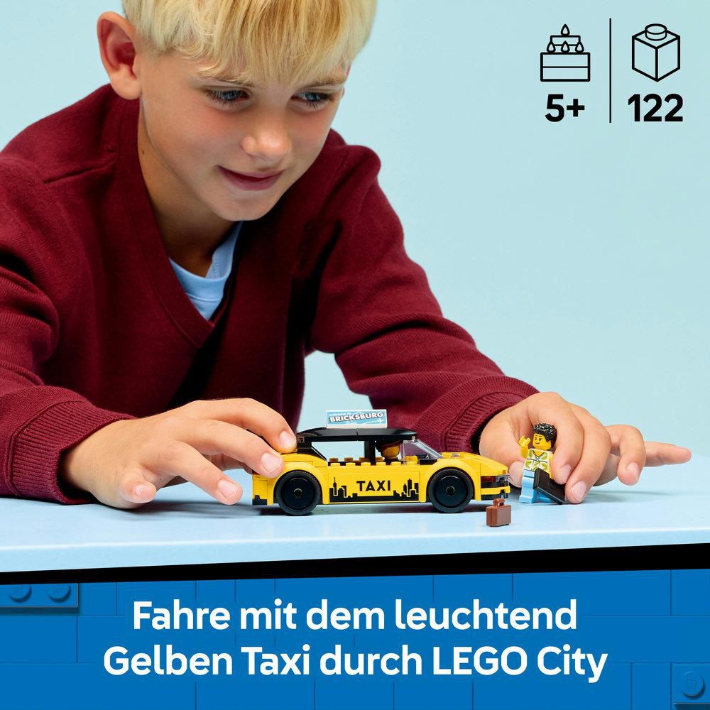Ein Kind spielt mit einem gelben LEGO-Taxi-Set. Das Set enthält ein Taxi, einen Fahrer und Zubehör. Der Hintergrund ist blau.