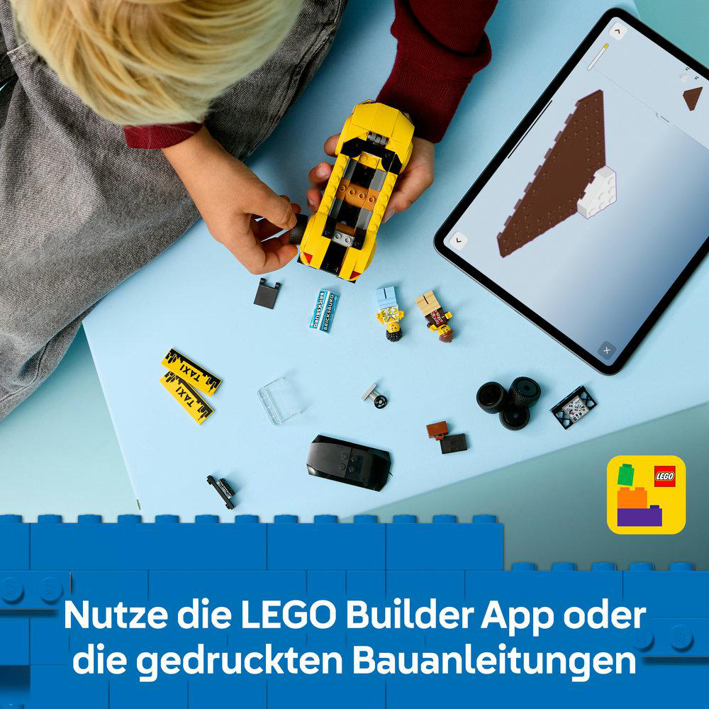 Ein Kind hält ein gelbes Lego-Auto. Lego-Teile und ein Tablet mit Bauanleitungen sind ebenfalls sichtbar.
