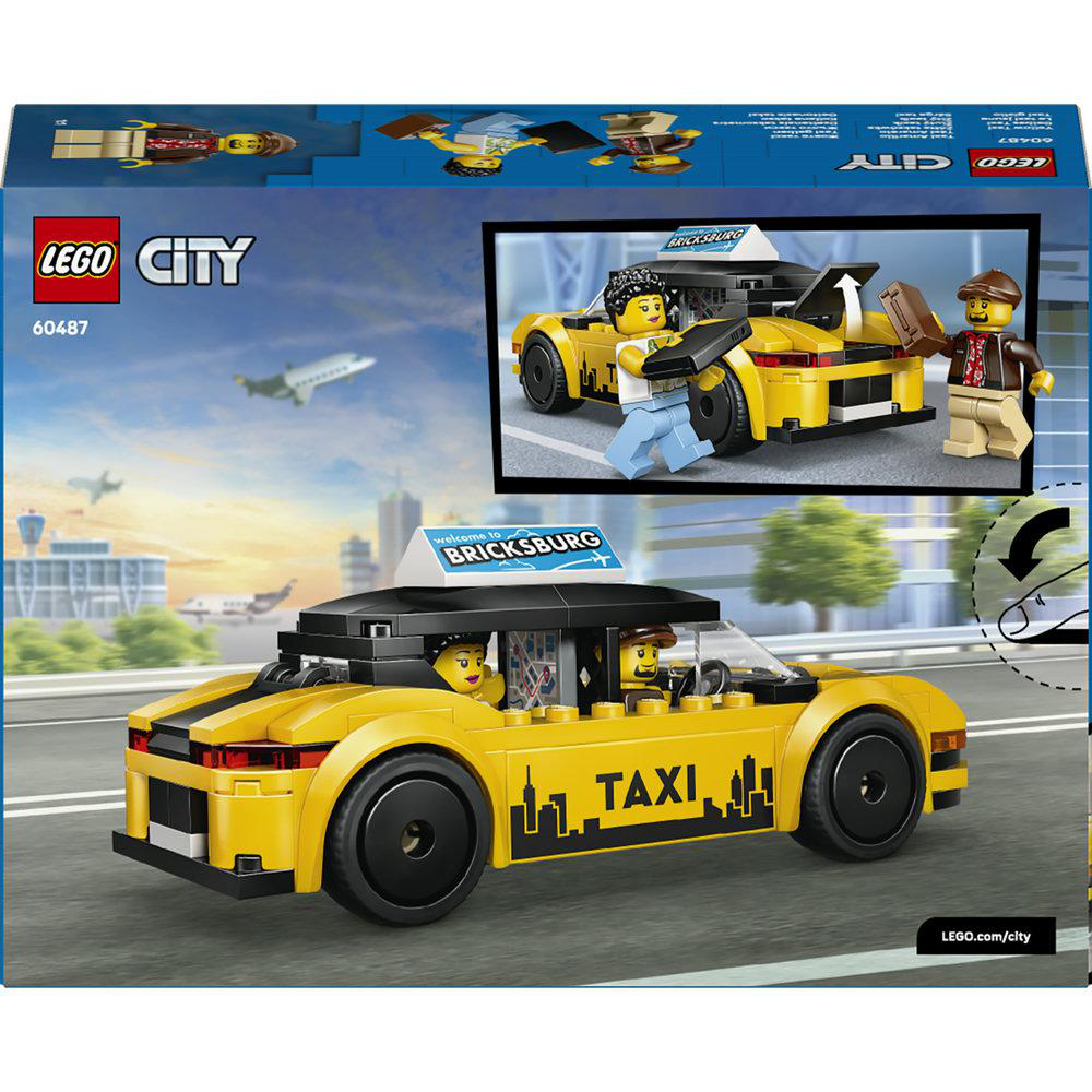 Lego City Taxi-Set. Gelbes Taxi mit schwarzen Akzenten. Figuren laden Gepäck. Willkommen in Bricksburg-Schild oben.