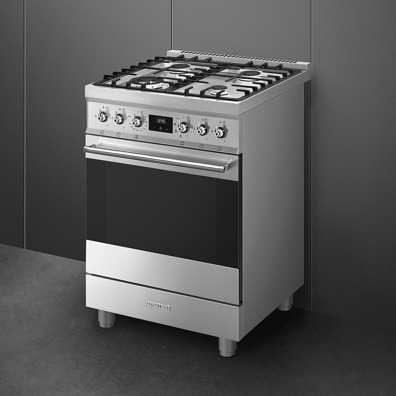 Ein Smeg-Ofen aus Edelstahl. Er hat eine Glastür, eine Digitaluhr und mehrere Gasbrenner. Er steht auf vier Beinen.