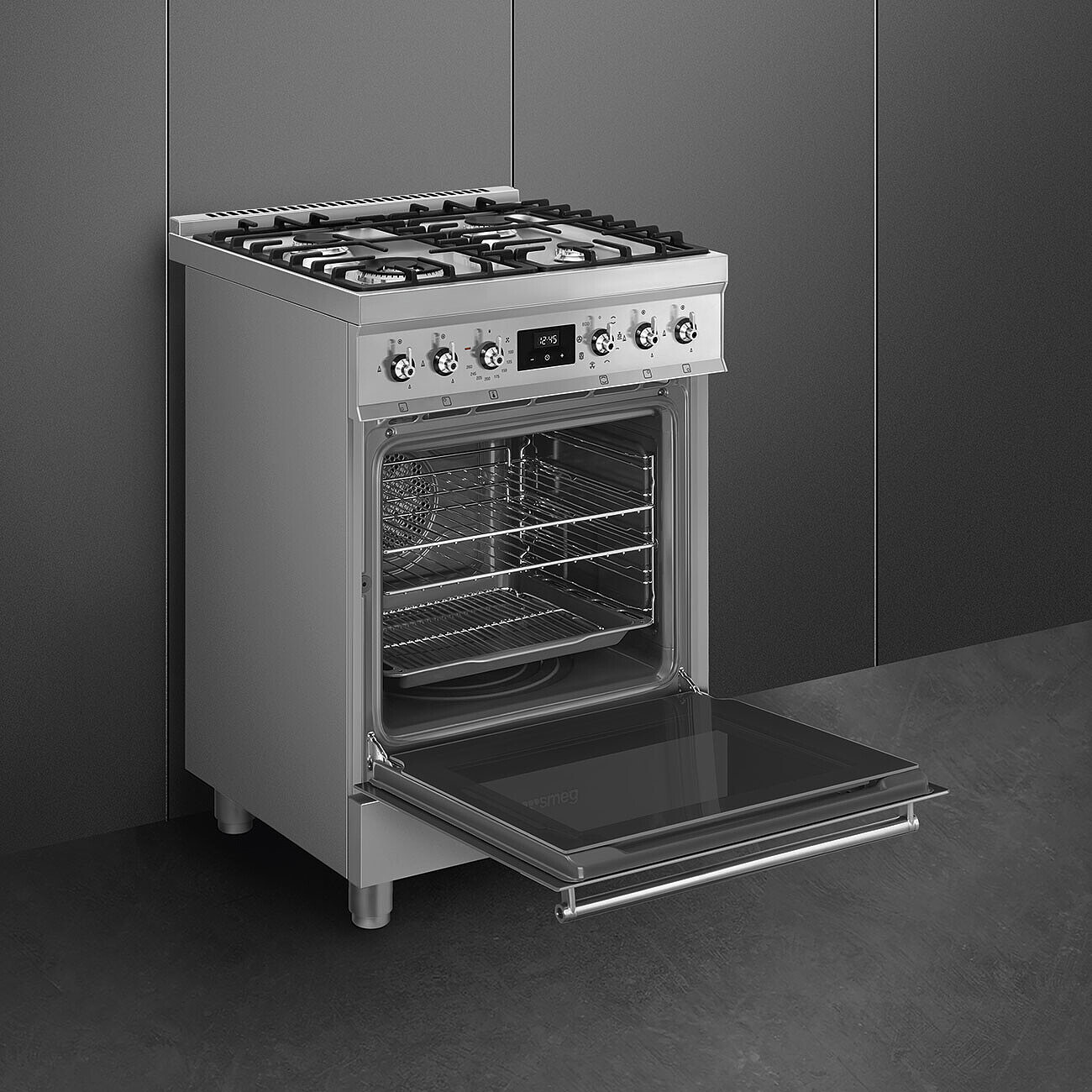 Ein Edelstahl-Backofen mit geöffneter Tür. Der Ofen hat ein Kochfeld mit Brennern. Der Innenraum hat Roste und ein Tablett.