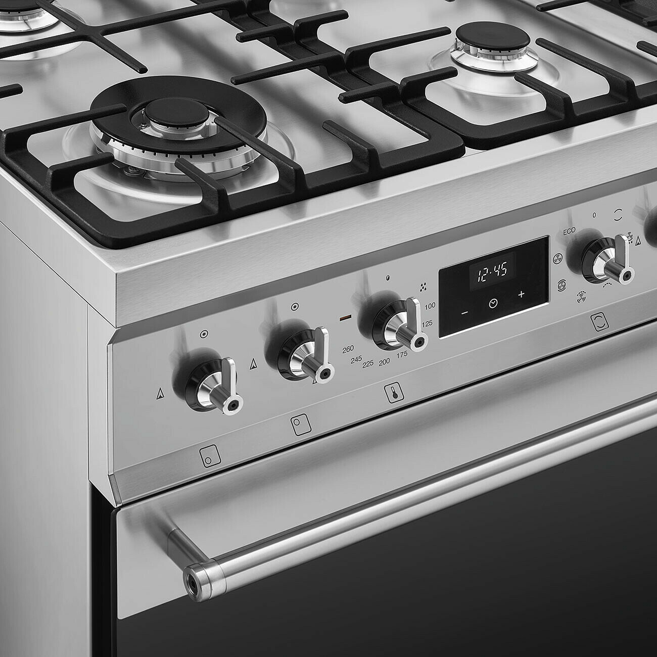 Ein Edelstahl-Backofen mit schwarzen Kochfeldrosten und Bedienknöpfen. Eine Digitaluhr zeigt 12:45 an. Unten befindet sich ein Griff.