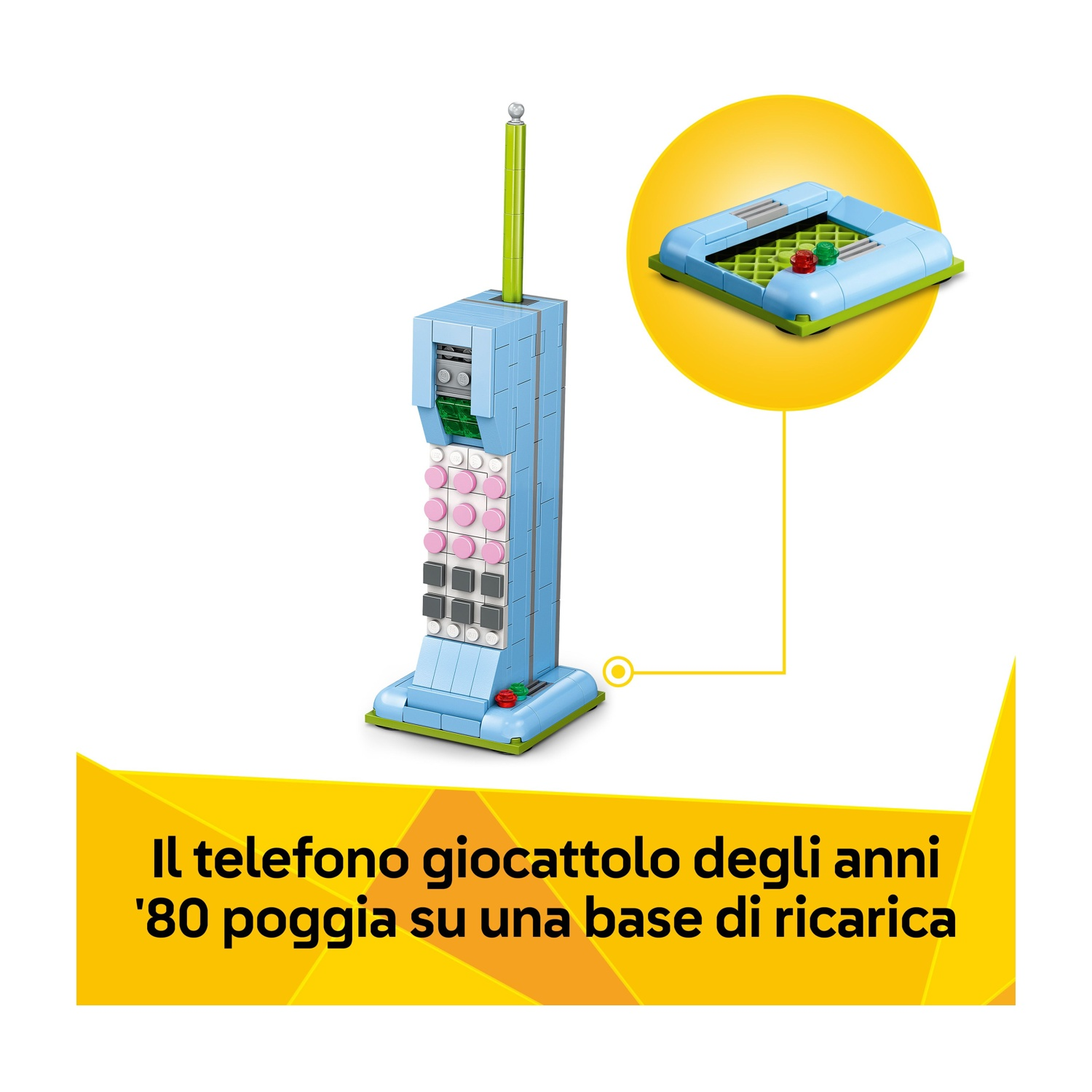 Un telefono giocattolo fatto di blocchi è su una base di ricarica. È azzurro con bottoni rosa e grigi, e un'antenna verde.