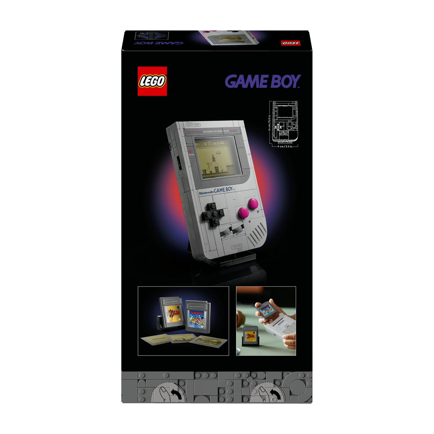 Un set Lego Game Boy su sfondo nero. La scatola mostra la console, le cartucce di gioco e una mano che tiene il gioco.