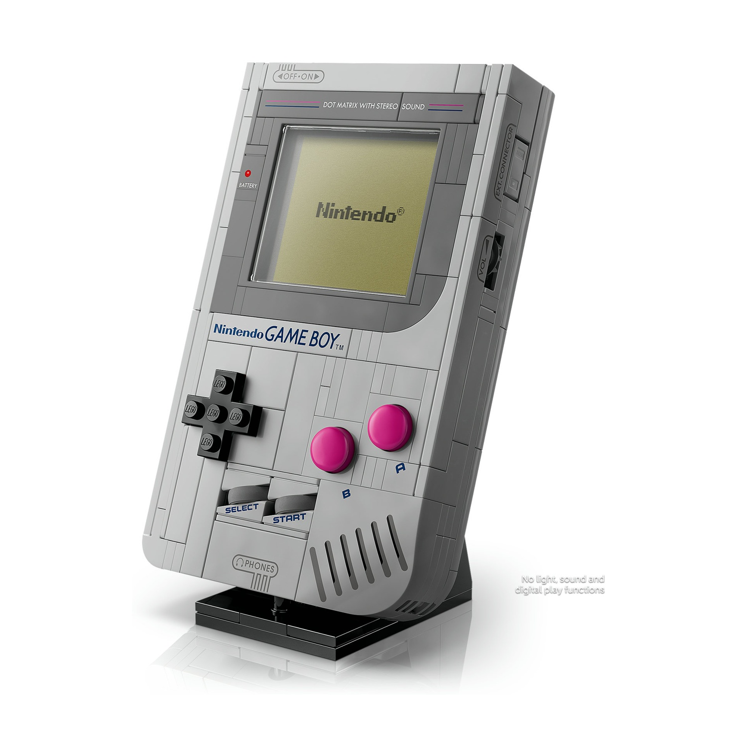 Un modello Lego Game Boy grigio e nero, con bottoni rosa. È su un supporto nero. Lo schermo mostra "Nintendo".
