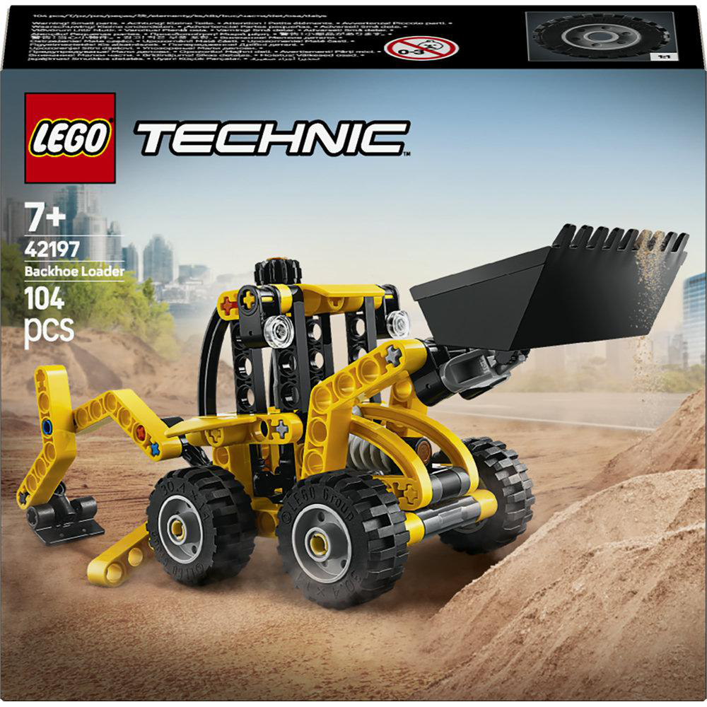 Ein LEGO Technic Baggerlader-Set. Das gelb-schwarze Modell steht auf sandigem Untergrund, mit Skyline im Hintergrund.