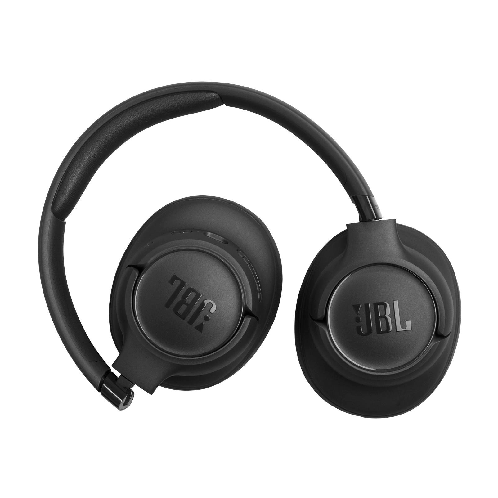 Schwarze JBL-Kopfhörer auf weißem Hintergrund. Ohrmuscheln und Kopfbügel sichtbar. Das JBL-Logo ist auf jeder Ohrmuschel.
