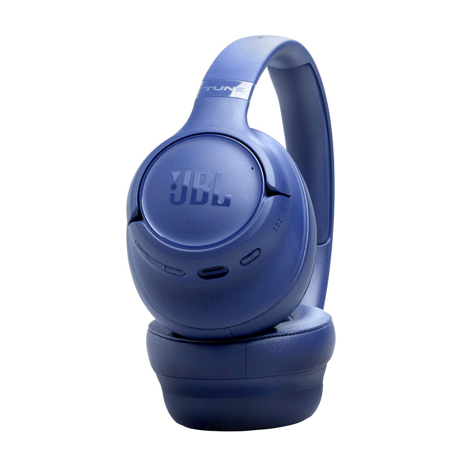Blaue JBL Tune 710BT-Kopfhörer vor weißem Hintergrund. Das Markenlogo ist auf den Ohrmuscheln sichtbar.