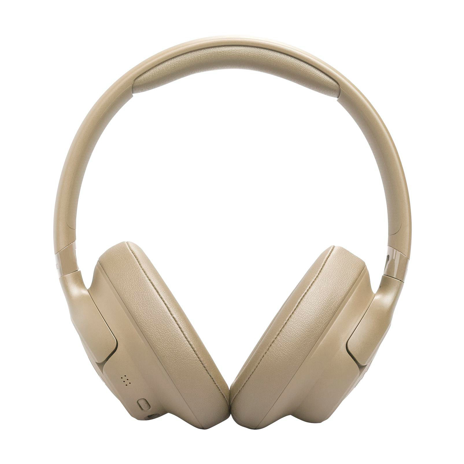 Beige Kopfhörer auf weißem Hintergrund, Schrägansicht. Ohrmuscheln und Kopfband sichtbar. Die Kopfhörer sind modern.