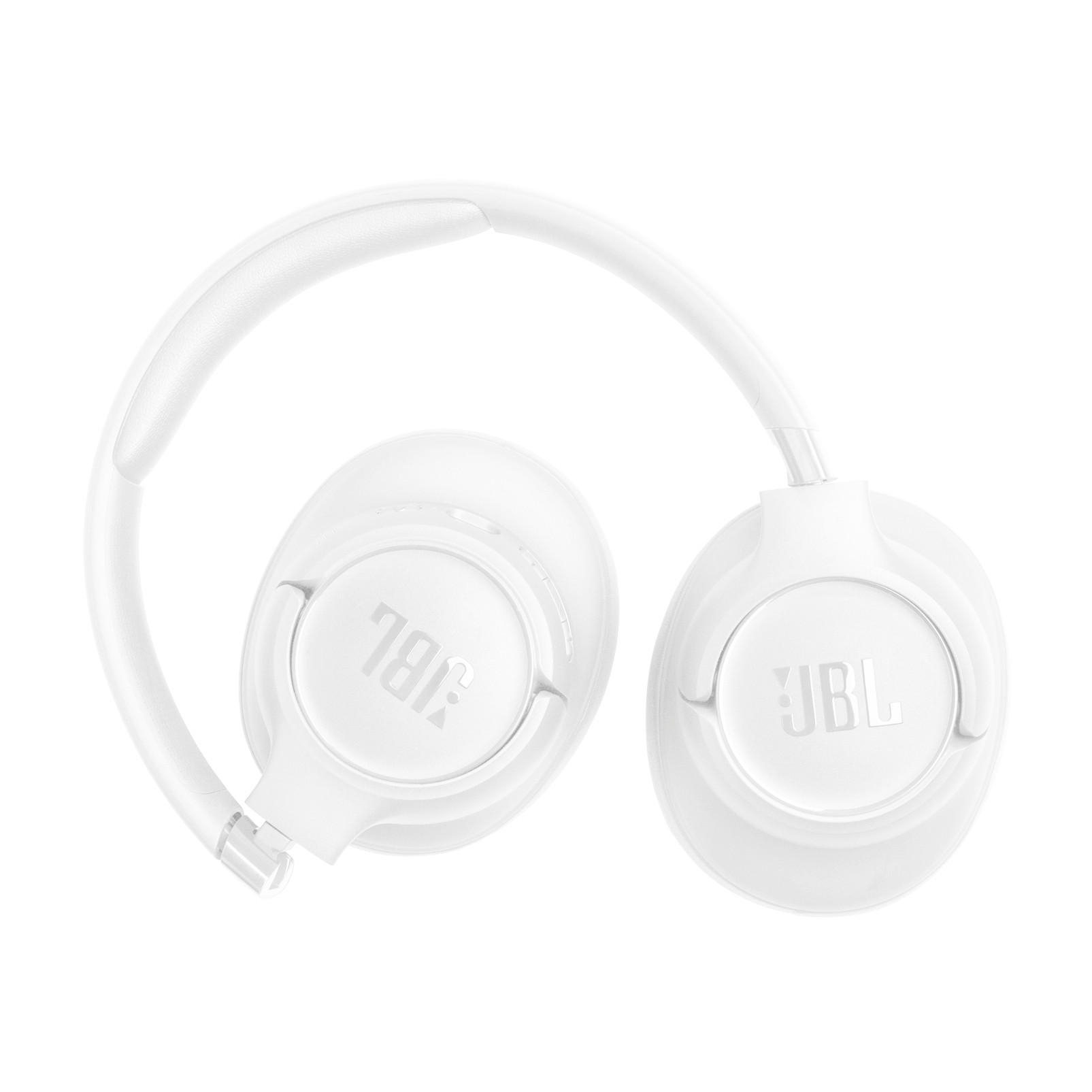 Weiße JBL-Kopfhörer, zusammengeklappt. Die Ohrmuscheln und das Kopfband sind sichtbar. Das JBL-Logo ist auf den Ohrmuscheln.