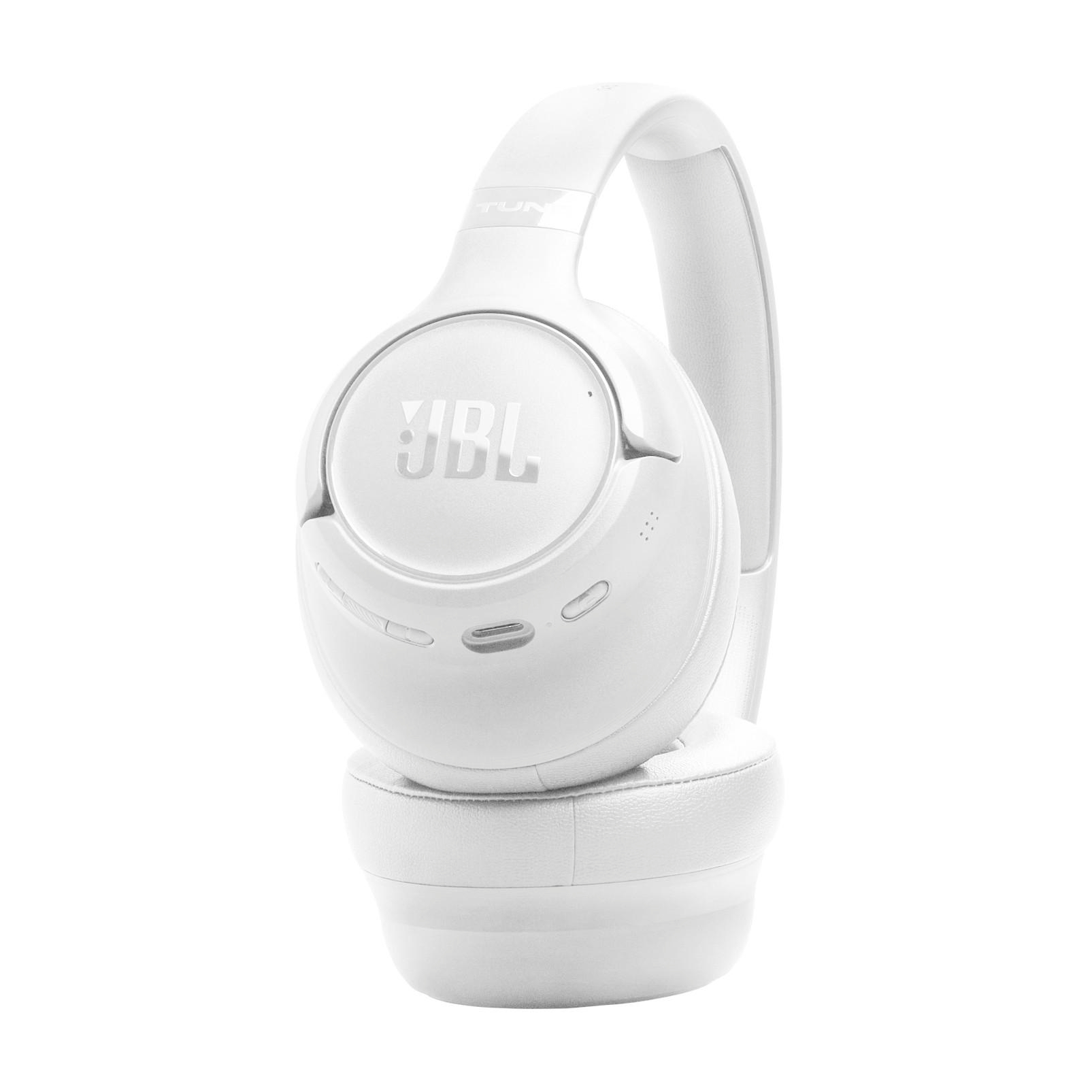 Weiße JBL Tune 770NC Kopfhörer auf weißem Hintergrund. Sichtbares Logo und Bedienelemente. Over-Ear-Design.