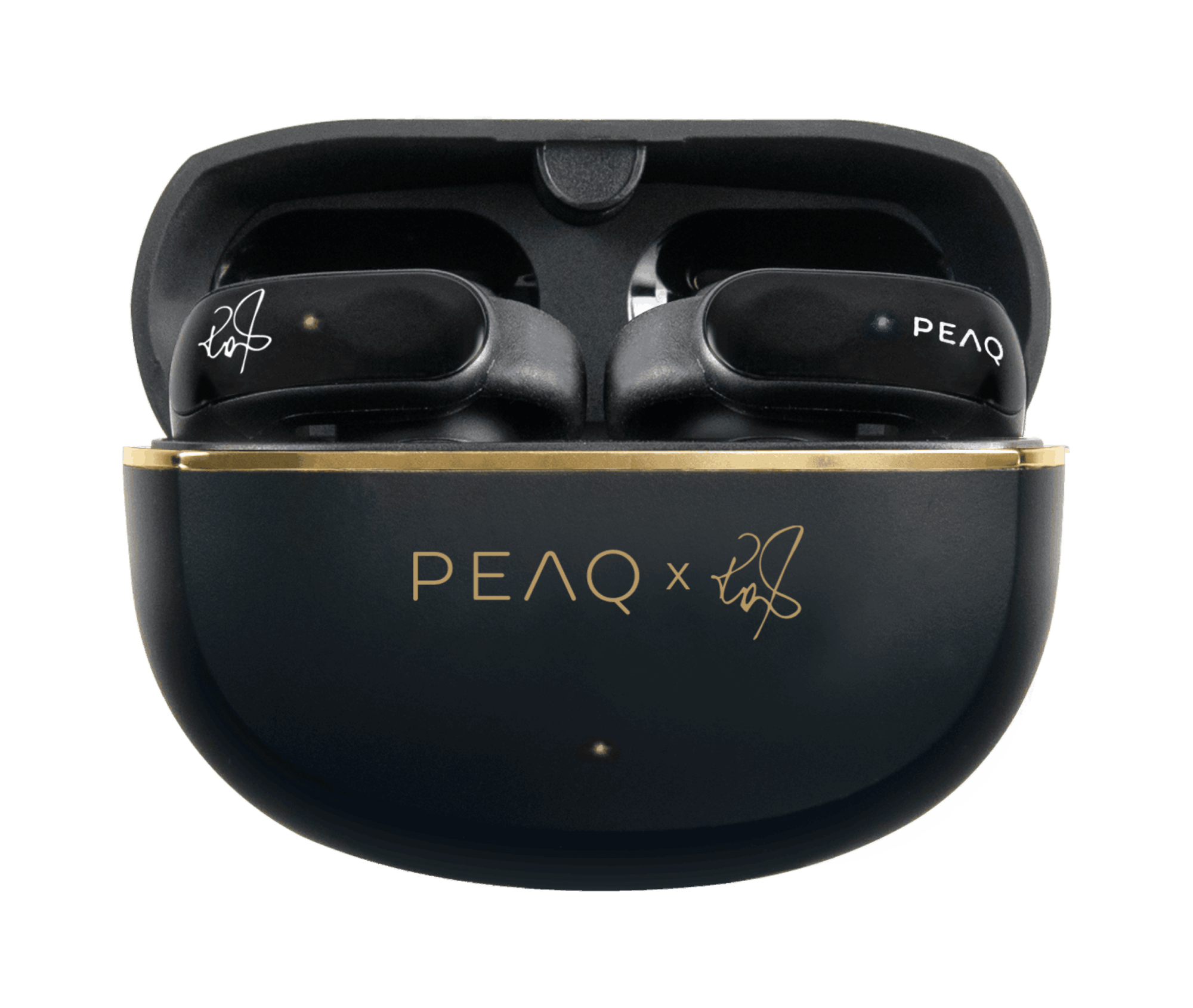 Estuche negro para auriculares con ribete dorado y auriculares dentro. El estuche tiene letras doradas PEAQ x firma.
