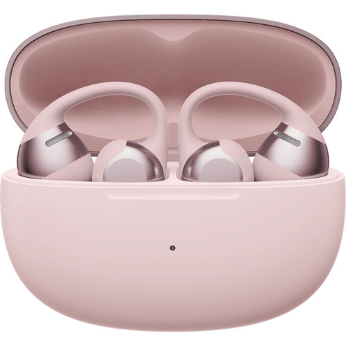 Auriculares inalámbricos rosas en un estuche abierto. Los auriculares tienen detalles plateados. La funda también es rosa. Fondo neutro.