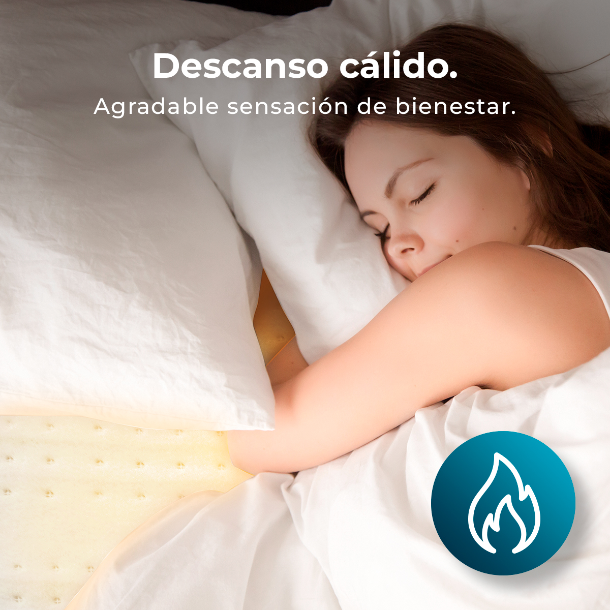 Una mujer duerme cómodamente en la cama, rodeada de ropa de cama blanca. Un círculo azul con un icono de llama en la esquina.