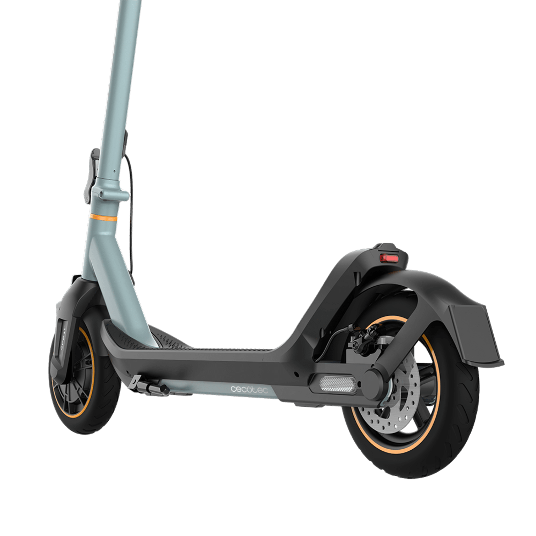 Scooter eléctrico con marco gris y ruedas negras con detalles naranjas. Fondo verde.
