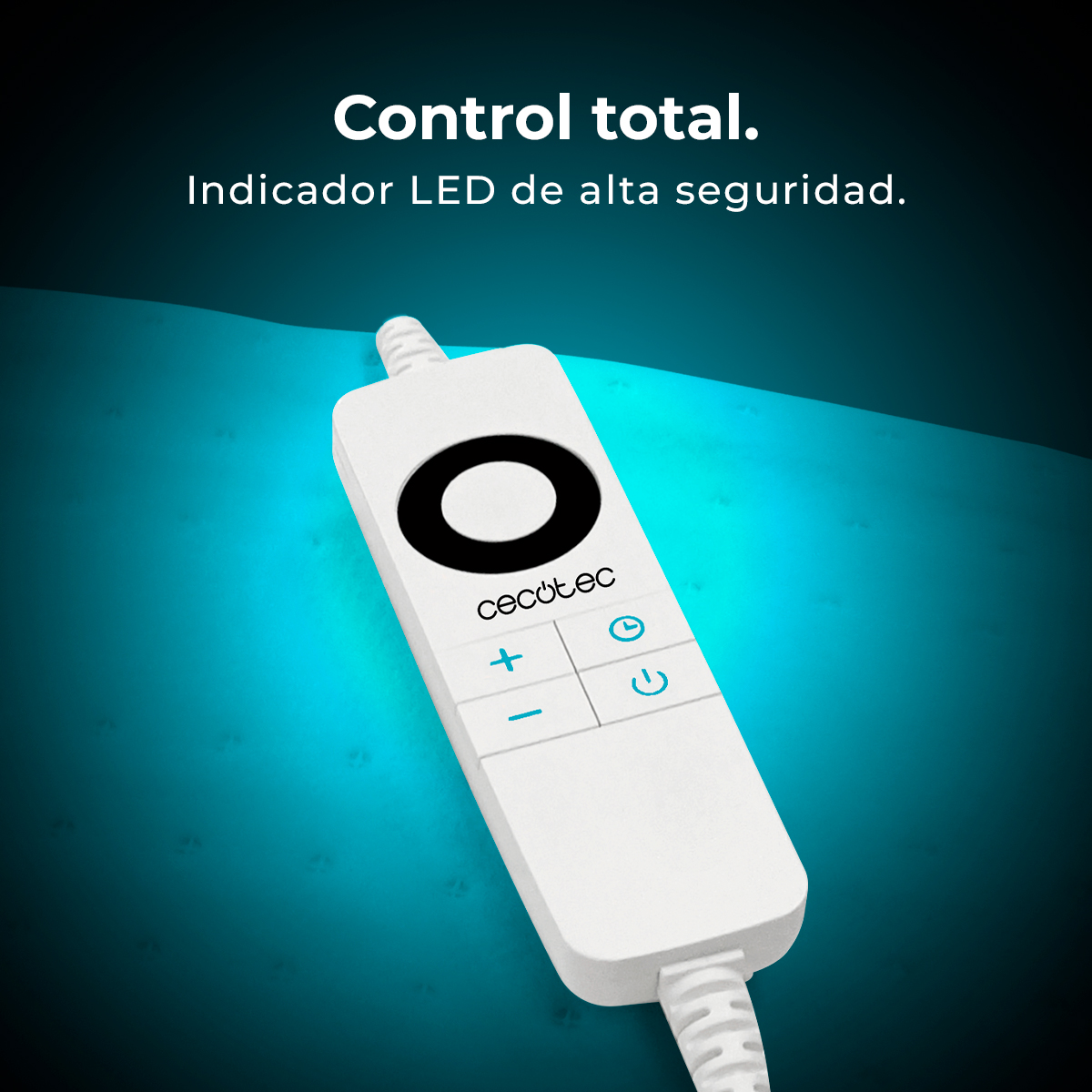 Control remoto blanco con círculo negro, logo de marca, botones de más/menos y encendido/apagado. Fondo azul con texto: Control total.