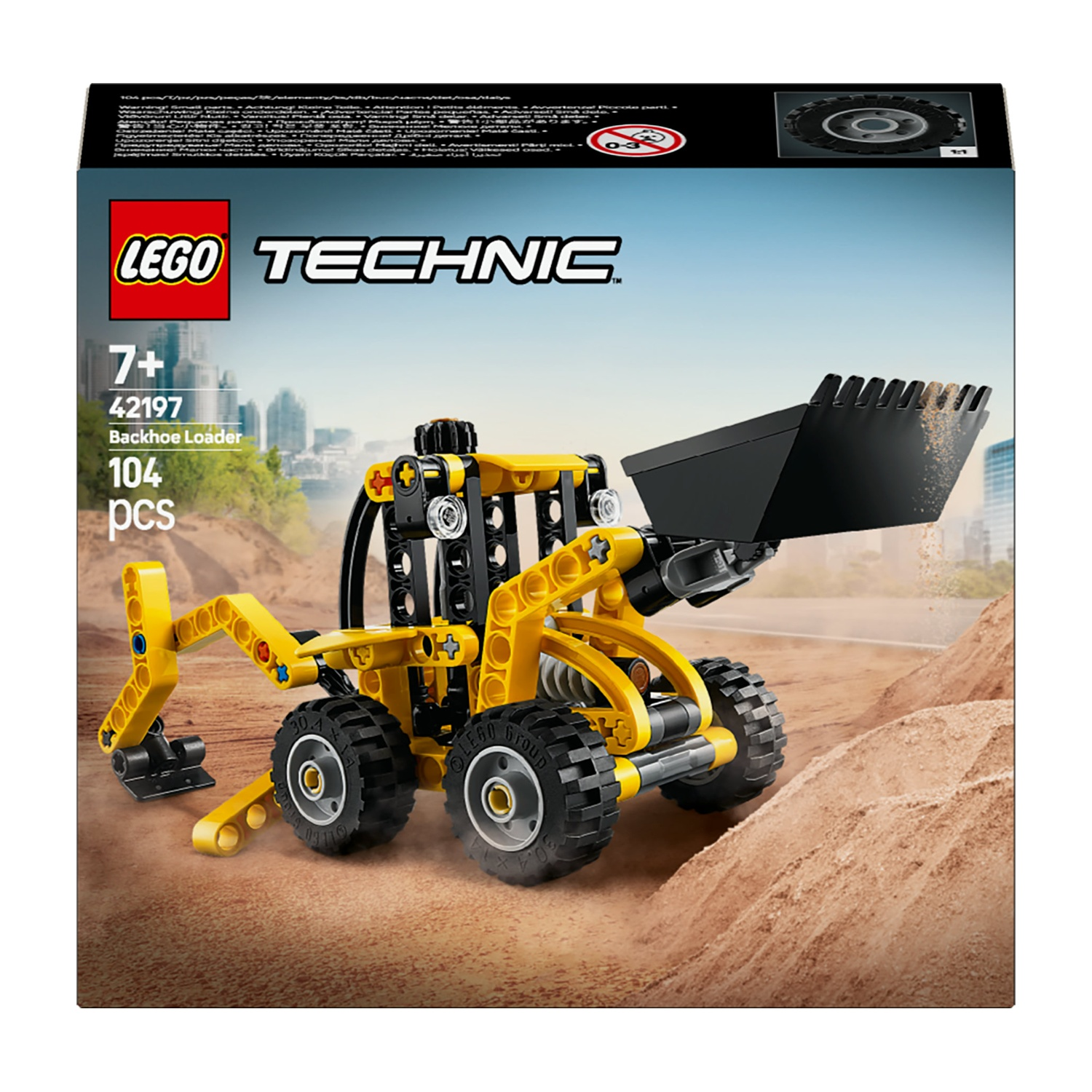 Una scatola Lego Technic Backhoe Loader. L'immagine mostra il modello di caricatore giallo e nero su un mucchio di sabbia, che raccoglie sabbia.