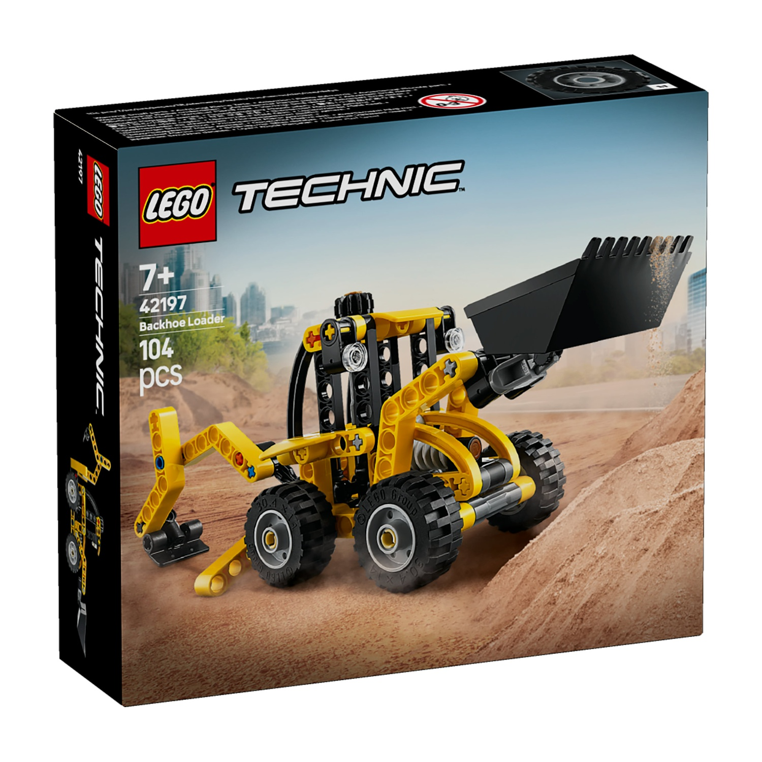 Una scatola Lego Technic Backhoe Loader. Il giocattolo è giallo e nero, con una benna davanti, e guida sulla sabbia marrone.