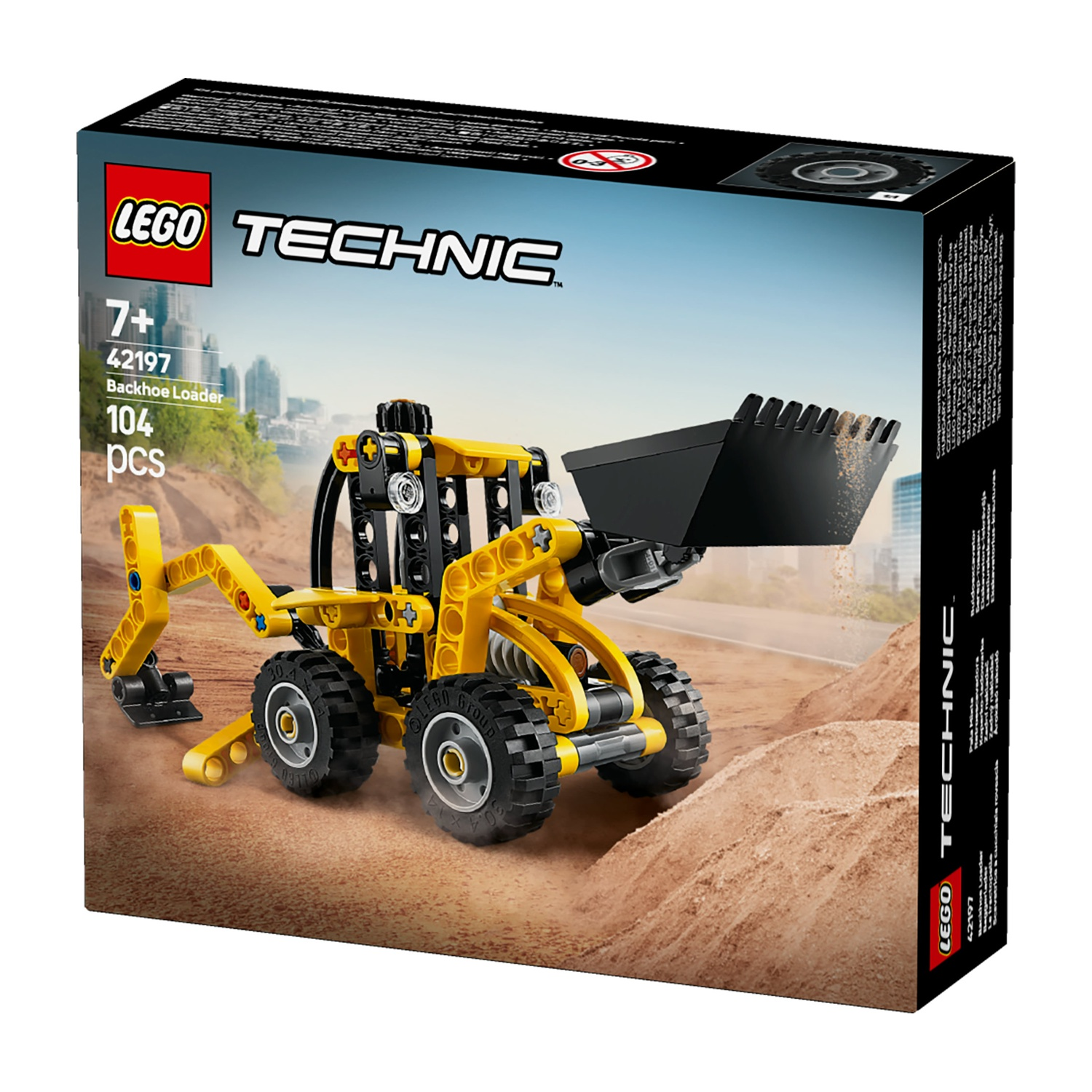 Una scatola Lego Technic Backhoe Loader. La scatola mostra un modello giallo e nero su un mucchio di sabbia. Il cielo e gli edifici sono sullo sfondo.