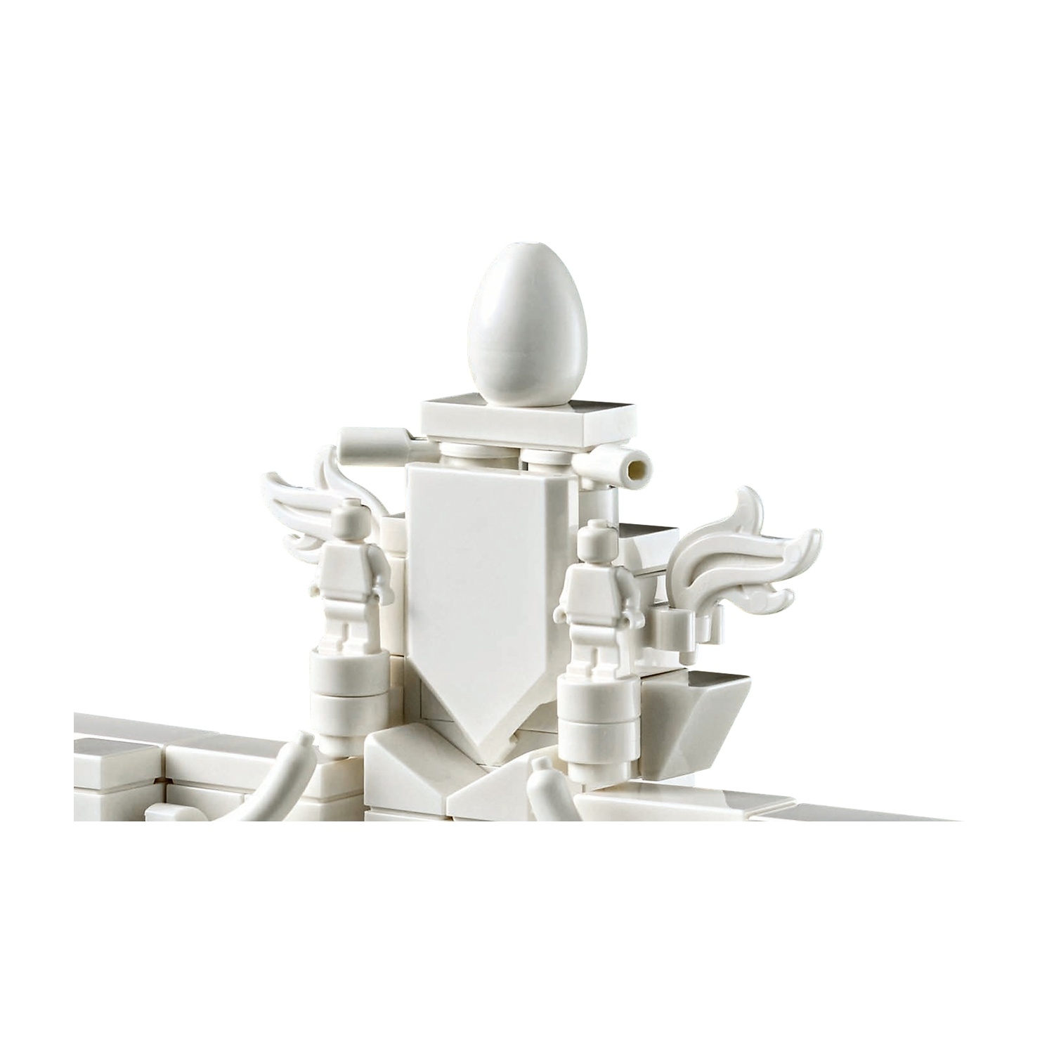 Una struttura Lego bianca con due figure, una parte superiore a forma di uovo ed elementi decorativi su sfondo bianco.