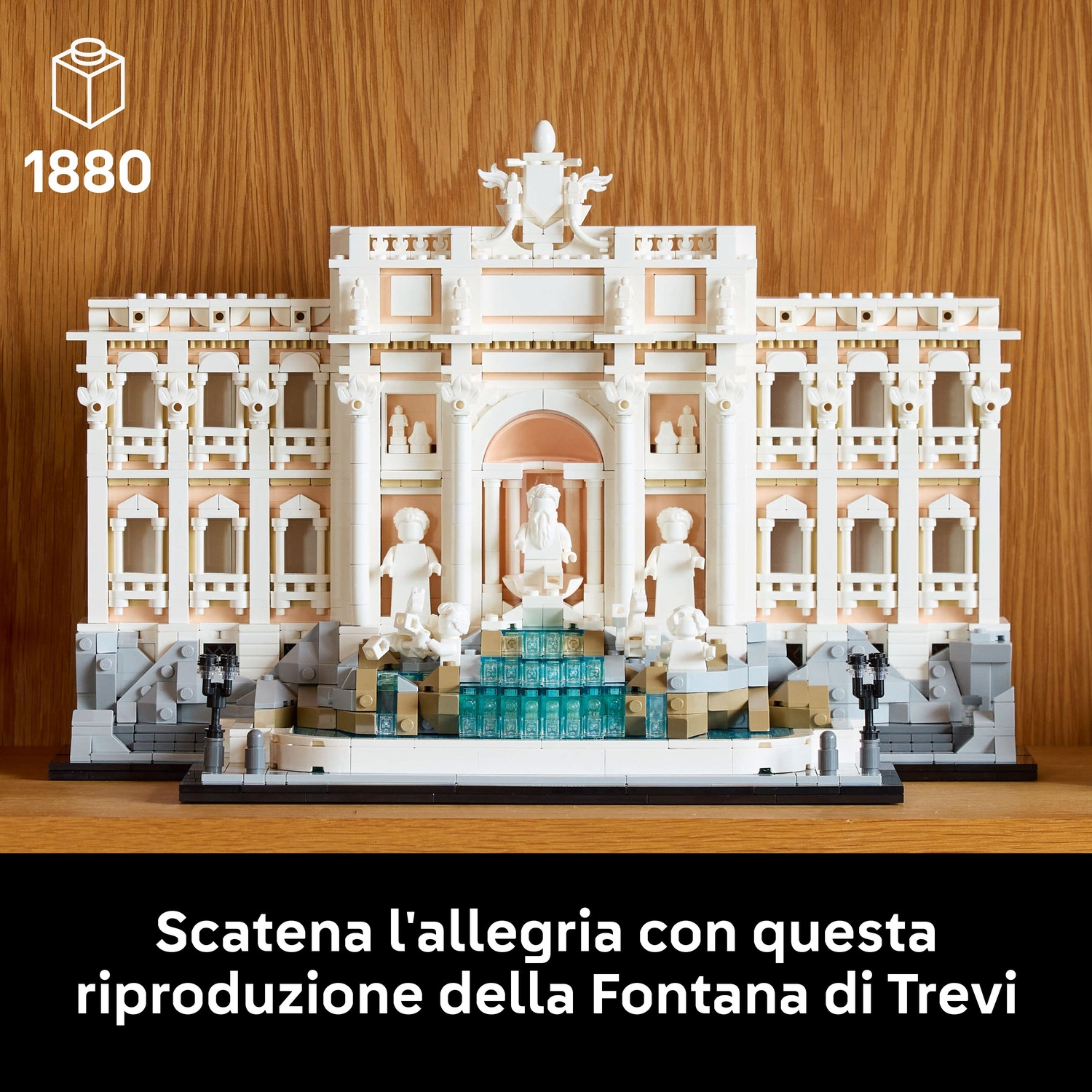 Un modello Lego della Fontana di Trevi. È bianco e color crema, con statue e giochi d'acqua. Su sfondo di legno.