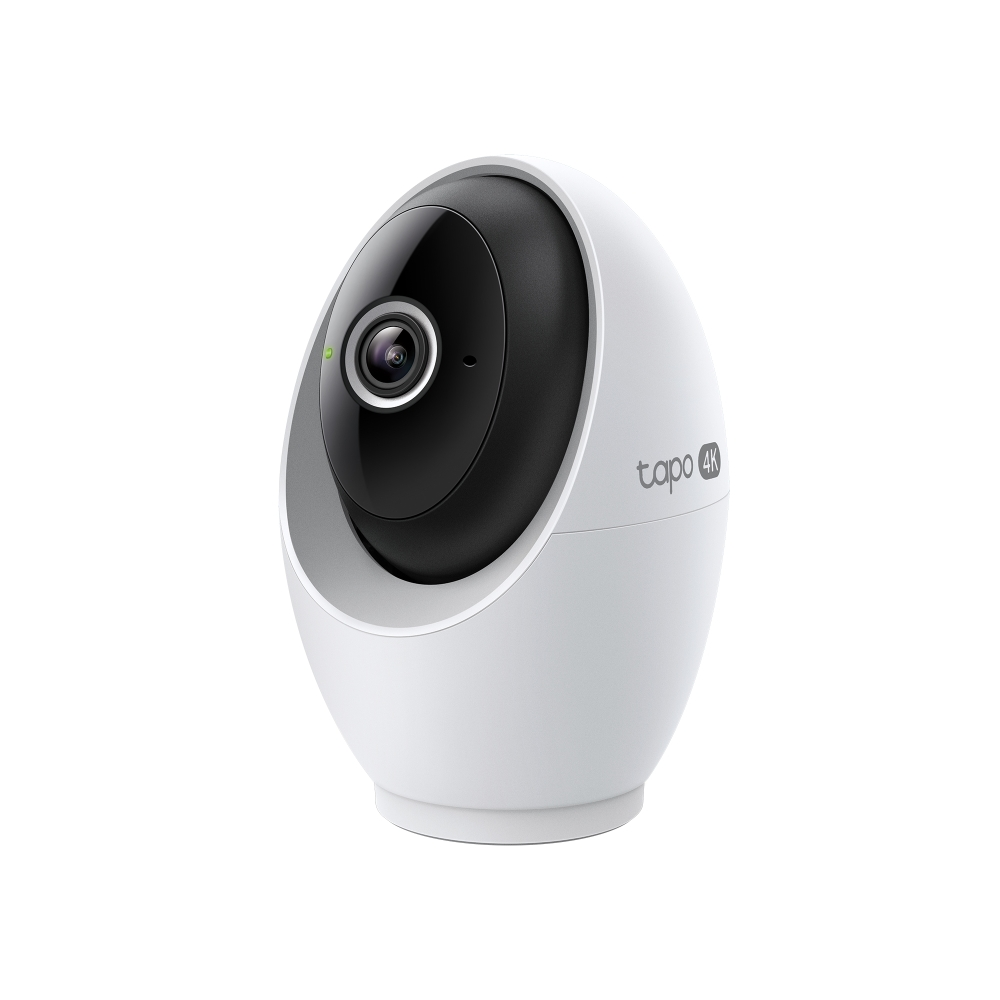 Una cámara de seguridad Tapo 4K blanca y negra. Tiene una lente de cúpula negra y una base blanca, con el logotipo Tapo.
