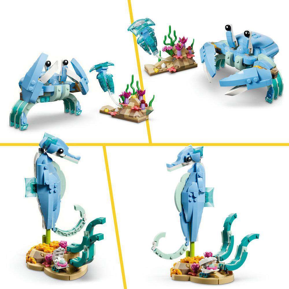 Vier LEGO-Modelle von Meereskreaturen: Krebs, Seepferde und Quallen. Jedes auf einer Basis, die den Meeresboden mit Seegras darstellt.
