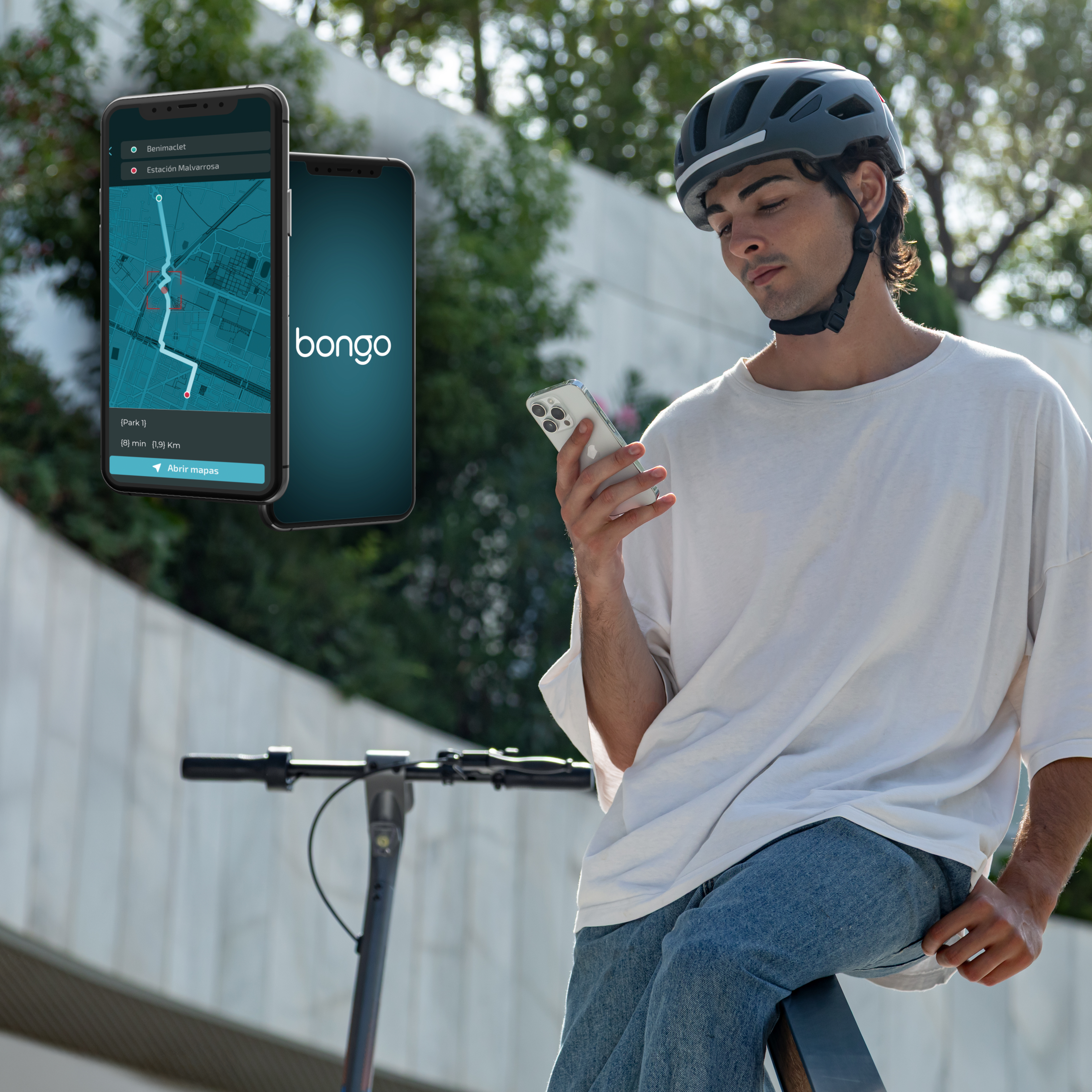 Un hombre con casco mira su teléfono. Dos teléfonos muestran una aplicación de mapas. Un patinete eléctrico está en primer plano.