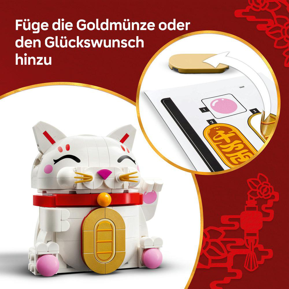 Eine weiße Lego-Katze mit roten und goldenen Akzenten, einem roten Kragen und einer goldenen Münze. Ein Diagramm zeigt, wie man die Münze hinzufügt.