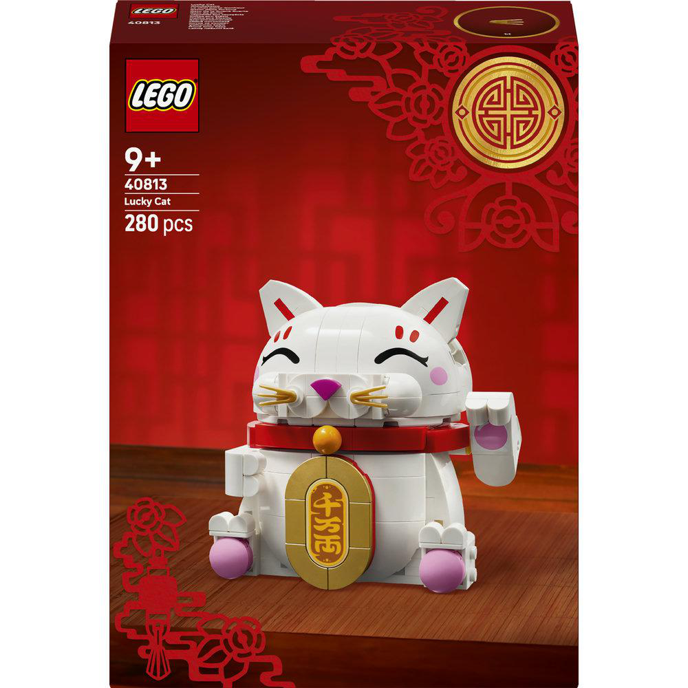 Eine Lego-Set-Box zeigt eine weiße Glückskatze. Die Katze hat ein rotes Halsband, einen goldenen Anhänger und winkt. Der Hintergrund ist rot.